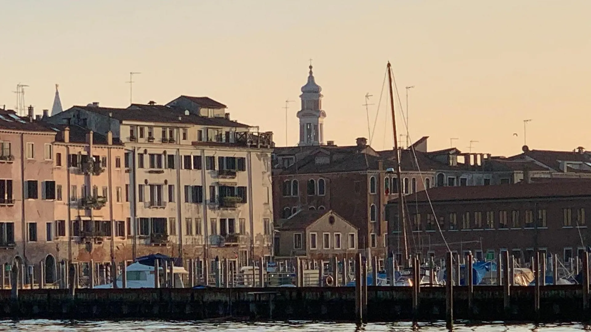 Venice Fabulous Canal View Apartment